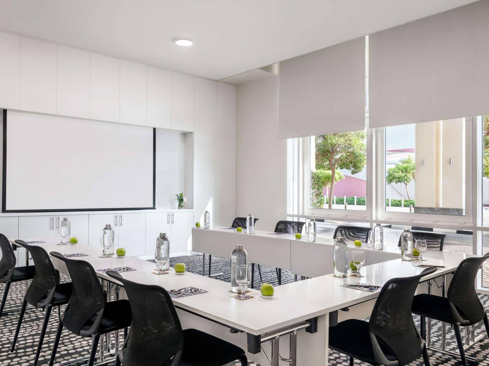 Hotel Ibis Styles Dragon Mart Dubaj Zewnętrze zdjęcie